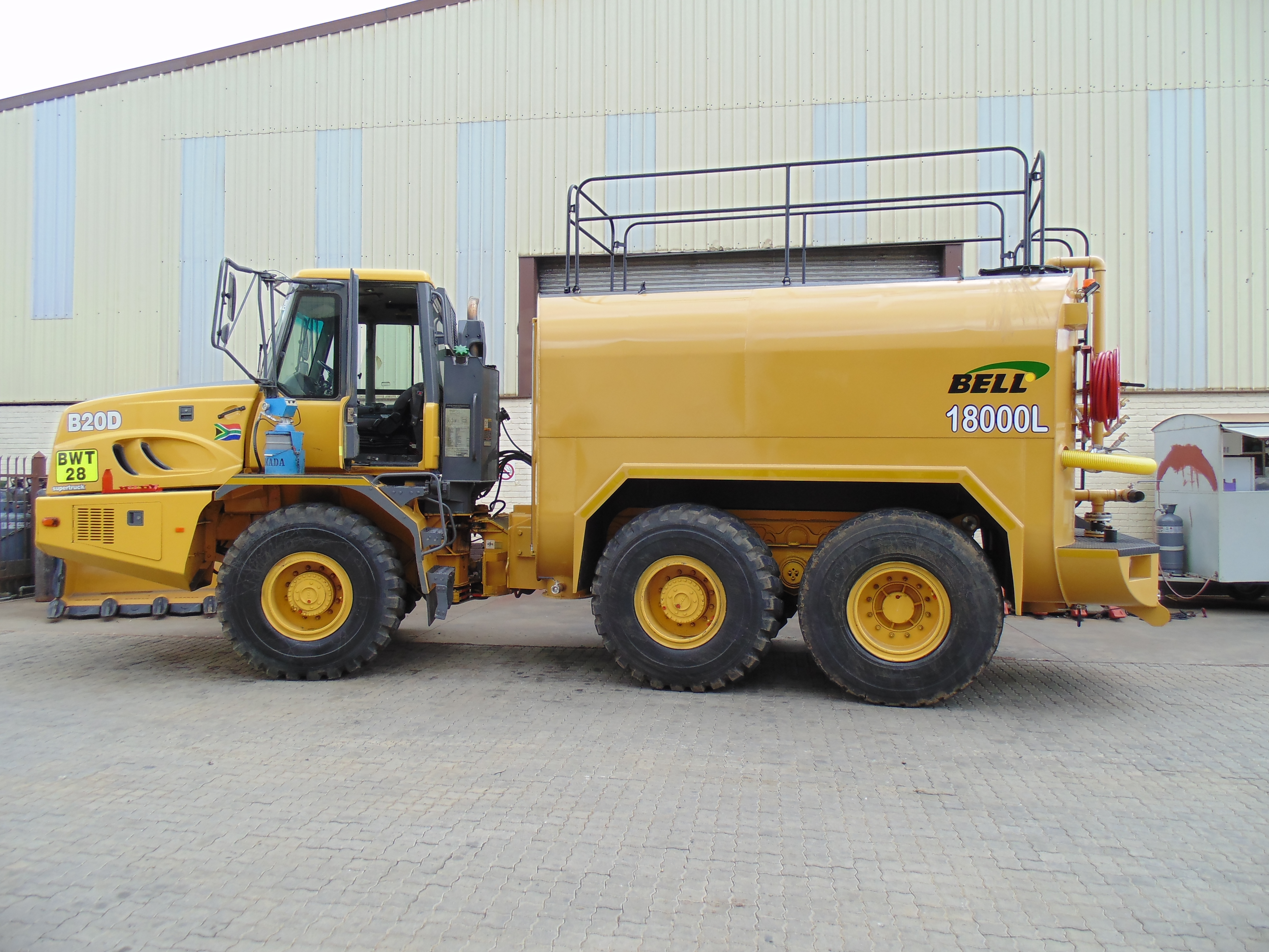 Water tanker on articulated truck